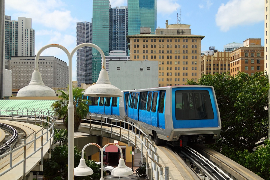 Miejski pociąg w Miami. Już niedługo w tym mieście ma się pojawić również szybka kolej łącząca je z Orlando.