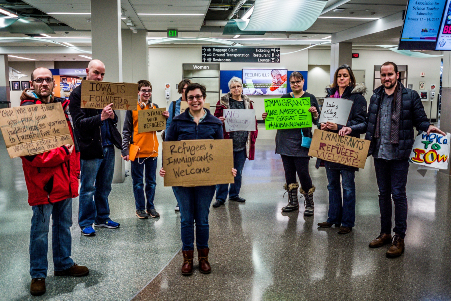 Protest przeciwko dekretowi zakazującemu wjazdu do USA obywatelom krajów z Bliskiego Wschodu na Des Moines International Airport.