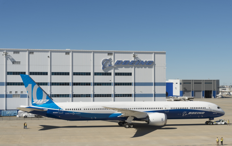 Boeing 787-10 Dreamliner przed fabryką w North Charlestone.