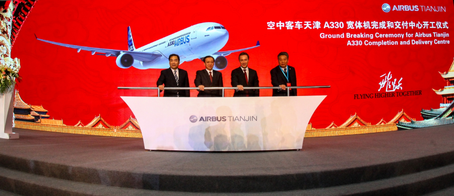 Zarząd Airbusa wraz z chińskimi oficjelami podpisują porozumienie dotyczące uruchomienia linii montażu końcowego Airbusów A330 w zakładach w Tianjin.