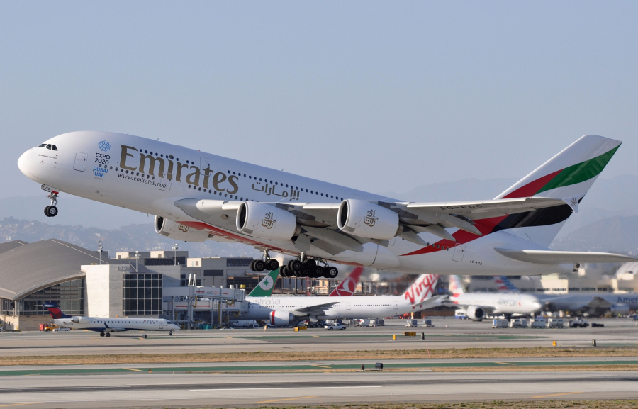 Airbus A380 linii Emirates na lotnisku w Los Angeles.