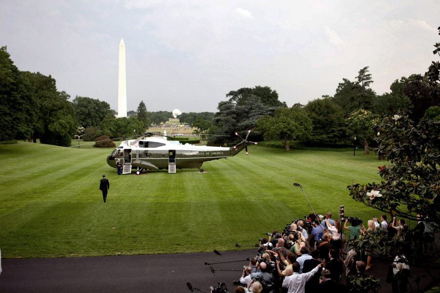 Marine One - prezydencki śmigłowiec na południowym trawniku Białego Domu, który jest wykorzystywany jako lądowisko dla helikopterów.