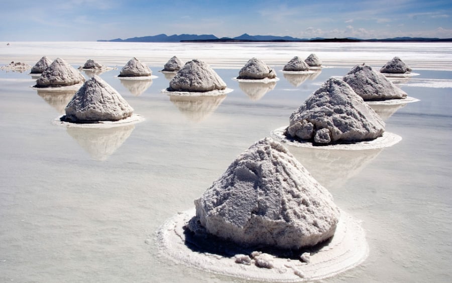 Salar de Uyuni - największe słone jezioro na świecie, pod którym znajdują się złoża solanki bogatej w lit.