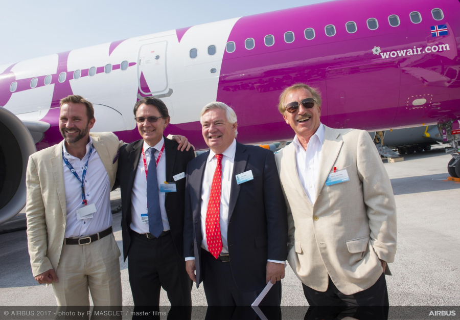 John Leahy z przedstawicielami linii WOW Air celebruje dostawę pierwszego samolotu A321neo.